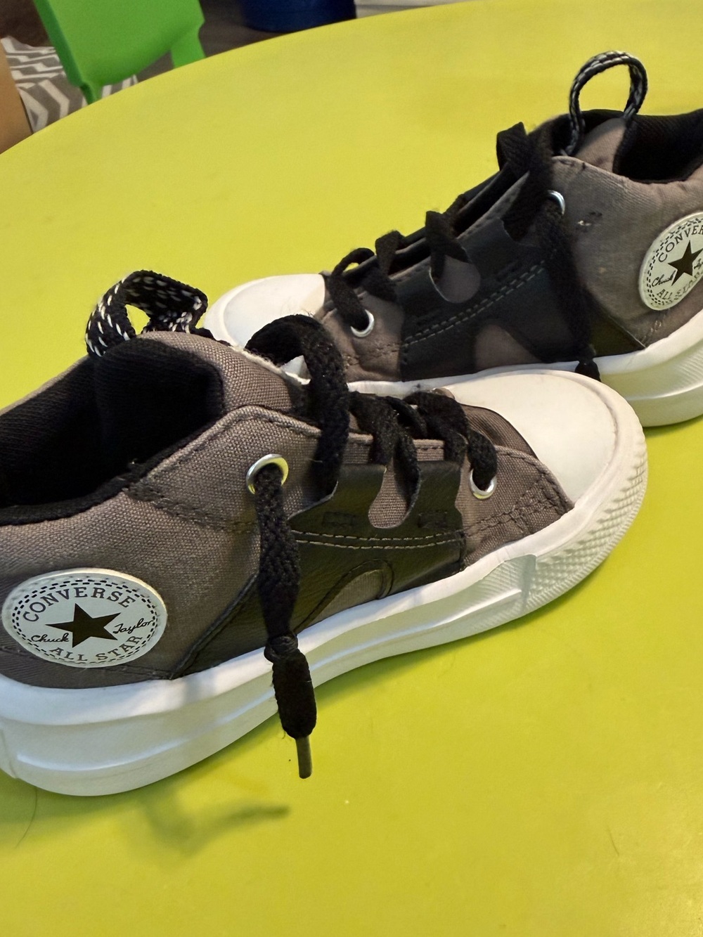 Converse Chuck Taylor SIZE 10 Gray HIGH Top Canvas Sneakers with Black Accents